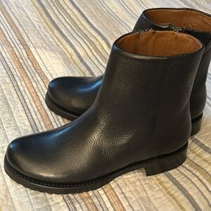 Frye Black Leather Ankle Booties Women’s Size 8.5 EUC $ 79